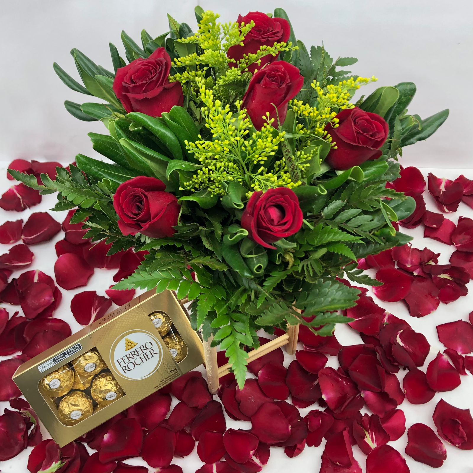 6 Rosas Vermelhas + Ferrero 8